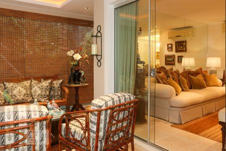 Casa de condomínio à venda com 570m², 5 quartos e 4 vagas Casa de condomínio à venda com 570m², 5 quartos e 4 vagasSala de Estar