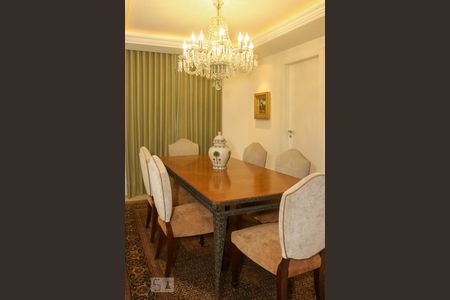 Casa de condomínio à venda com 570m², 5 quartos e 4 vagas Casa de condomínio à venda com 570m², 5 quartos e 4 vagasSala