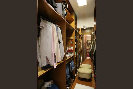 Casa à venda com 200m², 4 quartos e 2 vagasCloset da suíte