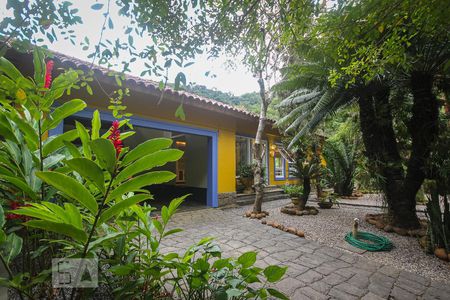 Casa de condomínio à venda com 267m², 3 quartos e 2 vagasQuintal