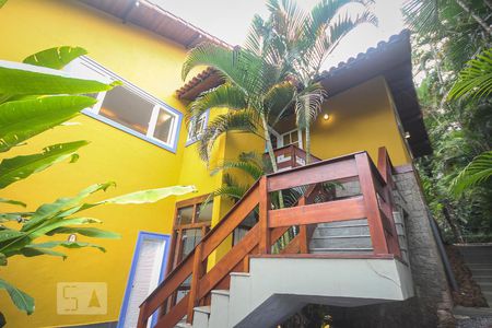 Casa de condomínio à venda com 267m², 3 quartos e 2 vagasQuintal