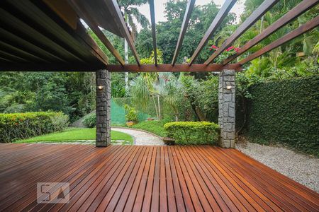 Casa de condomínio à venda com 267m², 3 quartos e 2 vagasQuintal