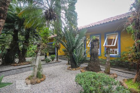 Casa de condomínio à venda com 267m², 3 quartos e 2 vagasQuintal
