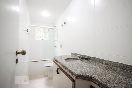 Casa de condomínio à venda com 267m², 3 quartos e 2 vagasBanheiro 2