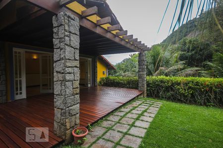 Casa de condomínio à venda com 267m², 3 quartos e 2 vagasQuintal