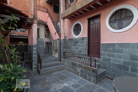 Casa para alugar com 360m², 4 quartos e 1 vagaBarracões nos fundos