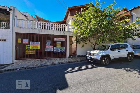 Casa à venda com 150m², 3 quartos e 2 vagas Casa à venda com 150m², 3 quartos e 2 vagasFachada