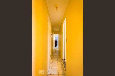 Casa à venda com 180m², 4 quartos e 2 vagas Casa à venda com 180m², 4 quartos e 2 vagasCorredor