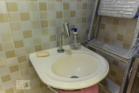 Casa de condomínio à venda com 165m², 3 quartos e 3 vagasBanheiro de Serviço