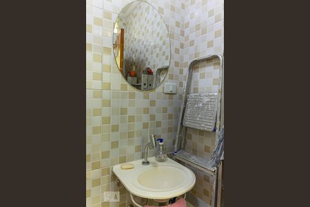 Casa de condomínio à venda com 165m², 3 quartos e 3 vagasBanheiro de Serviço