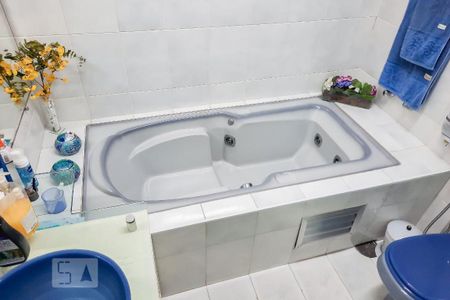 Casa à venda com 450m², 4 quartos e 6 vagasBanheiro da Suíte 1