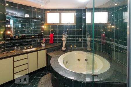 Apartamento para alugar com 300m², 4 quartos e 4 vagas Apartamento para alugar com 300m², 4 quartos e 4 vagasBanheiro da Suite