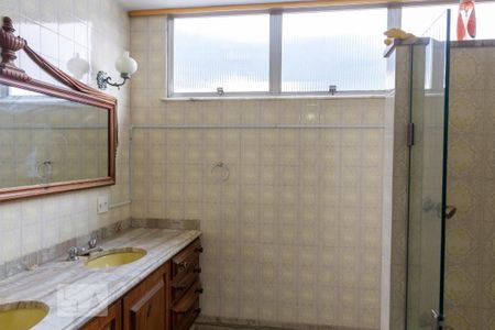 Apartamento à venda com 330m², 4 quartos e 2 vagas Apartamento à venda com 330m², 4 quartos e 2 vagasBanheiro da Suíte