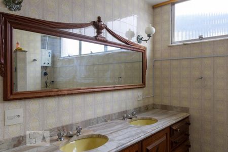 Apartamento à venda com 330m², 4 quartos e 2 vagas Apartamento à venda com 330m², 4 quartos e 2 vagasBanheiro da Suíte