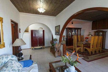 Casa à venda com 347m², 3 quartos e 3 vagas Casa à venda com 347m², 3 quartos e 3 vagasSala de Estar