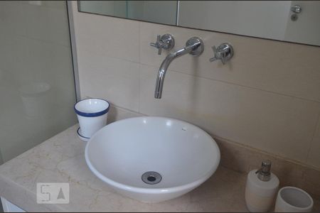 Banheiro  de kitnet/studio à venda com 1 quarto, 30m² em Copacabana, Rio de Janeiro