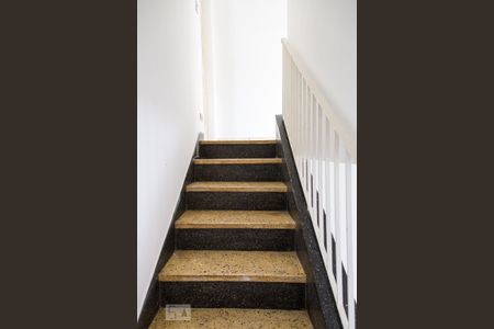 Casa à venda com 200m², 2 quartos e 1 vaga Casa à venda com 200m², 2 quartos e 1 vagaEscada