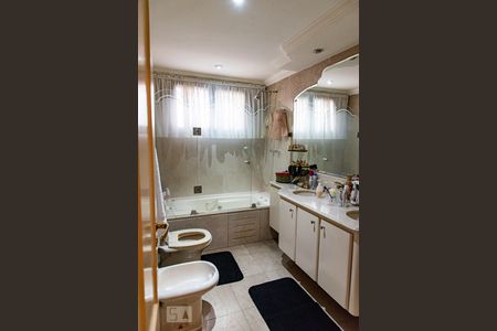 Apartamento à venda com 227m², 4 quartos e 4 vagas Apartamento à venda com 227m², 4 quartos e 4 vagasBanheiro da suíte 2