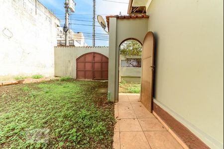 Casa à venda com 380m², 2 quartos e 8 vagas Casa à venda com 380m², 2 quartos e 8 vagasQuintal Lateral