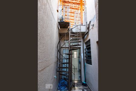 Casa à venda com 400m², 3 quartos e 2 vagas Casa à venda com 400m², 3 quartos e 2 vagasEscada