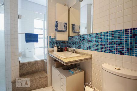 Casa à venda com 380m², 6 quartos e 7 vagasBanheiro Suíte 3 