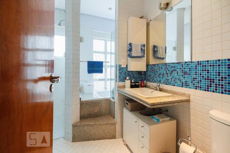 Casa à venda com 380m², 6 quartos e 7 vagasBanheiro Suíte 3 