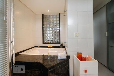 Casa à venda com 380m², 6 quartos e 7 vagasBanheiro Suíte 1