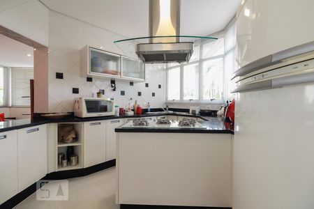 Casa à venda com 380m², 6 quartos e 7 vagasCozinha 