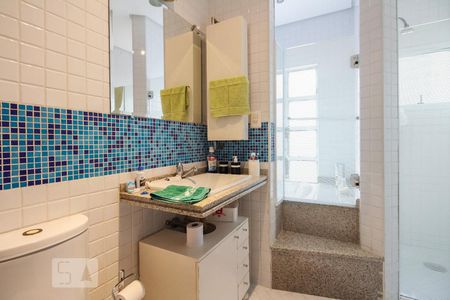 Casa à venda com 380m², 6 quartos e 7 vagasBanheiro Suíte 2