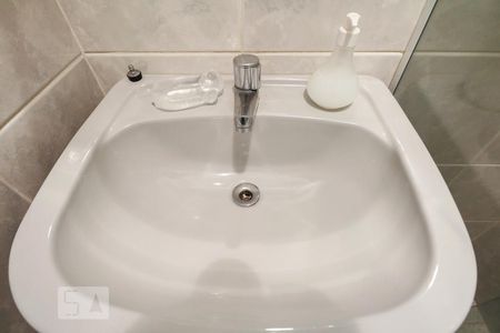 Casa à venda com 380m², 6 quartos e 7 vagasBanheiro de serviço 