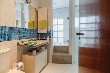 Casa à venda com 380m², 6 quartos e 7 vagasBanheiro Suíte 2