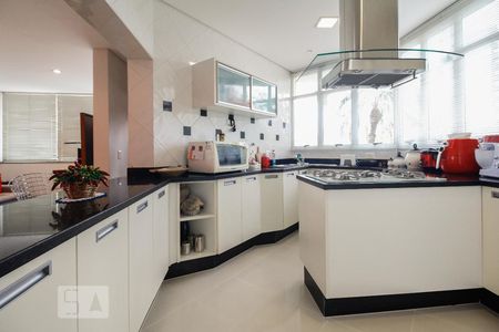 Casa à venda com 380m², 6 quartos e 7 vagasCozinha 