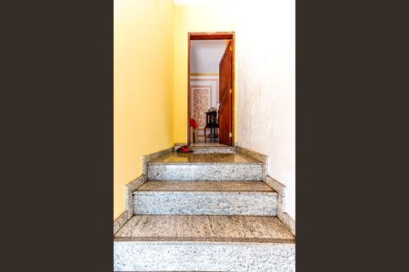 Casa à venda com 130m², 4 quartos e 2 vagas Casa à venda com 130m², 4 quartos e 2 vagasEscadas Entrada