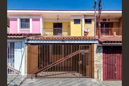 Casa à venda com 130m², 4 quartos e 2 vagas Casa à venda com 130m², 4 quartos e 2 vagasFachada