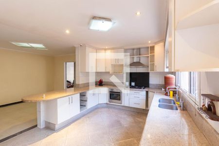 Casa à venda com 364m², 4 quartos e 4 vagas Casa à venda com 364m², 4 quartos e 4 vagasCozinha