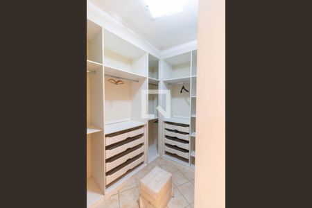 Casa à venda com 364m², 4 quartos e 4 vagas Casa à venda com 364m², 4 quartos e 4 vagasCloset