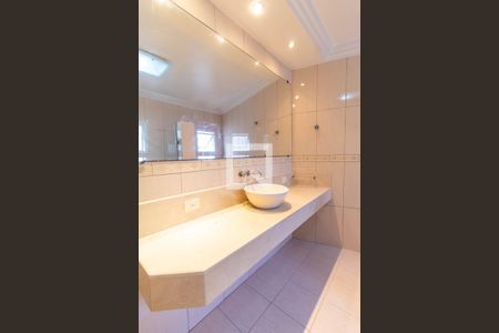 Casa à venda com 364m², 4 quartos e 4 vagas Casa à venda com 364m², 4 quartos e 4 vagasBanheiro da Suíte 1