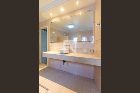 Casa à venda com 364m², 4 quartos e 4 vagas Casa à venda com 364m², 4 quartos e 4 vagasBanheiro da Suíte 1