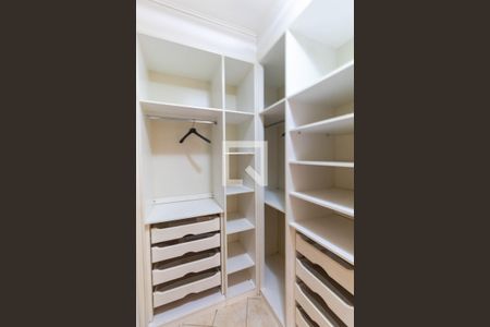 Casa à venda com 364m², 4 quartos e 4 vagas Casa à venda com 364m², 4 quartos e 4 vagasCloset