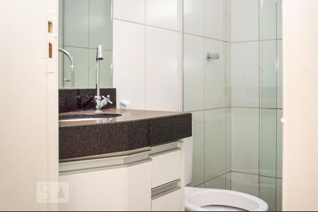 Banheiro de apartamento para alugar com 2 quartos, 45m² em Osvaldo Rezende, Uberlândia