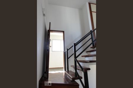 Apartamento à venda com 55m², 1 quarto e 1 vagaEscada