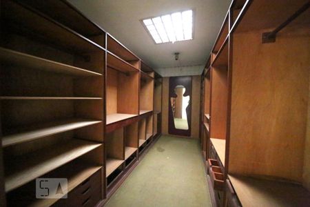 Casa à venda com 1300m², 5 quartos e 6 vagasSuíte1 - Closet 