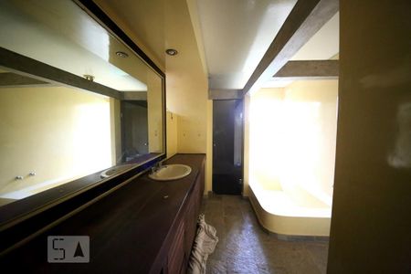 Casa à venda com 1300m², 5 quartos e 6 vagasSuíte 1 -  Banheiro