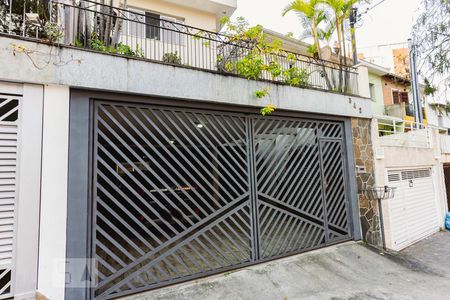 Casa à venda com 240m², 3 quartos e 4 vagas Casa à venda com 240m², 3 quartos e 4 vagasFachada