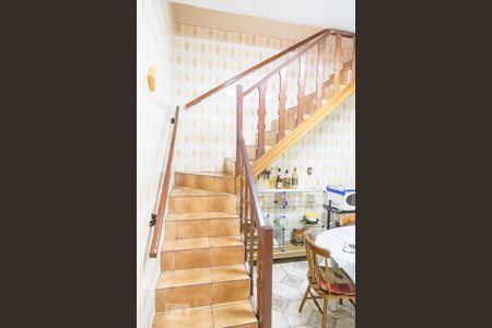 Casa à venda com 120m², 4 quartos e 3 vagas Casa à venda com 120m², 4 quartos e 3 vagasEscada