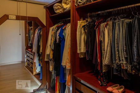 Casa à venda com 320m², 3 quartos e 4 vagas Casa à venda com 320m², 3 quartos e 4 vagasSuíte 3 Closet 1