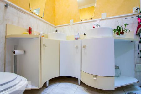 Casa à venda com 348m², 4 quartos e 4 vagasBanheiro do Quarto 1