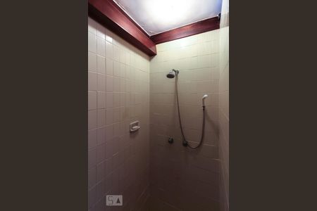 Casa de condomínio à venda com 339m², 4 quartos e 4 vagasDetalhe do banheiro do corredor 1