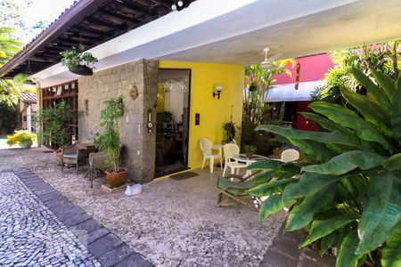 Casa de condomínio à venda com 339m², 4 quartos e 4 vagasFachada