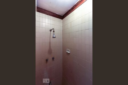 Casa de condomínio à venda com 339m², 4 quartos e 4 vagasDetalhe do banheiro do corredor 2